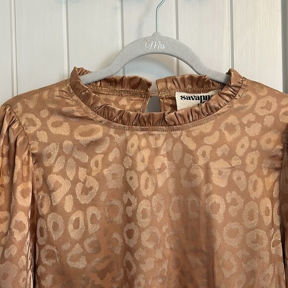NWT Savanna Jane Satin Gold Leopard Popover Ruffle Neck Blouse Sz Medium - Picture 2 of 9